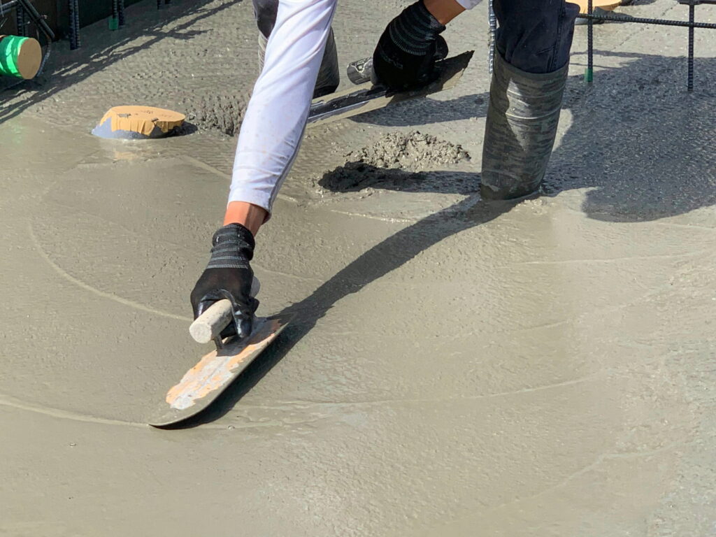 コンクリートを均す職人
